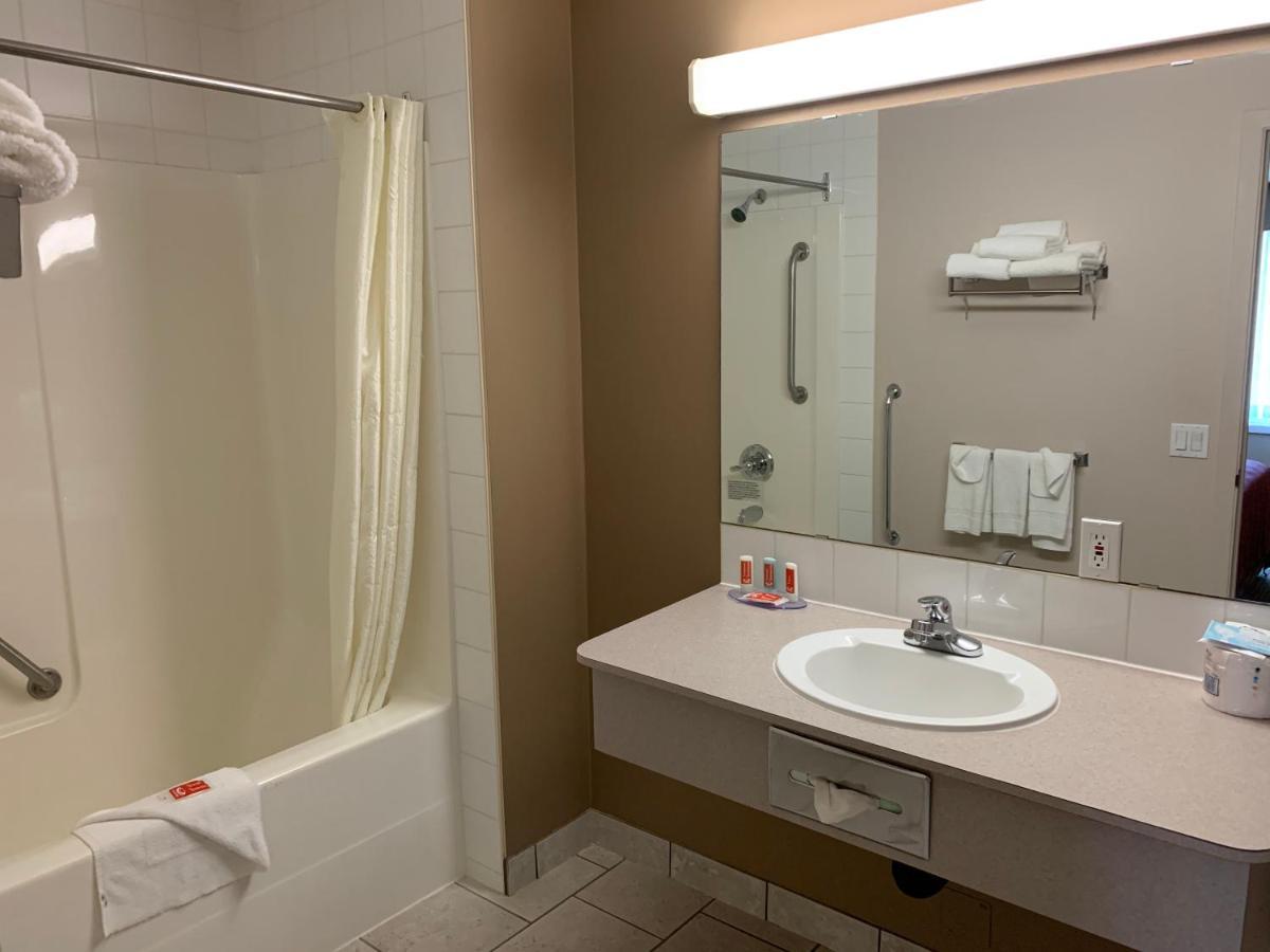 Econo Lodge Inn & Suites Летбридж Екстериор снимка