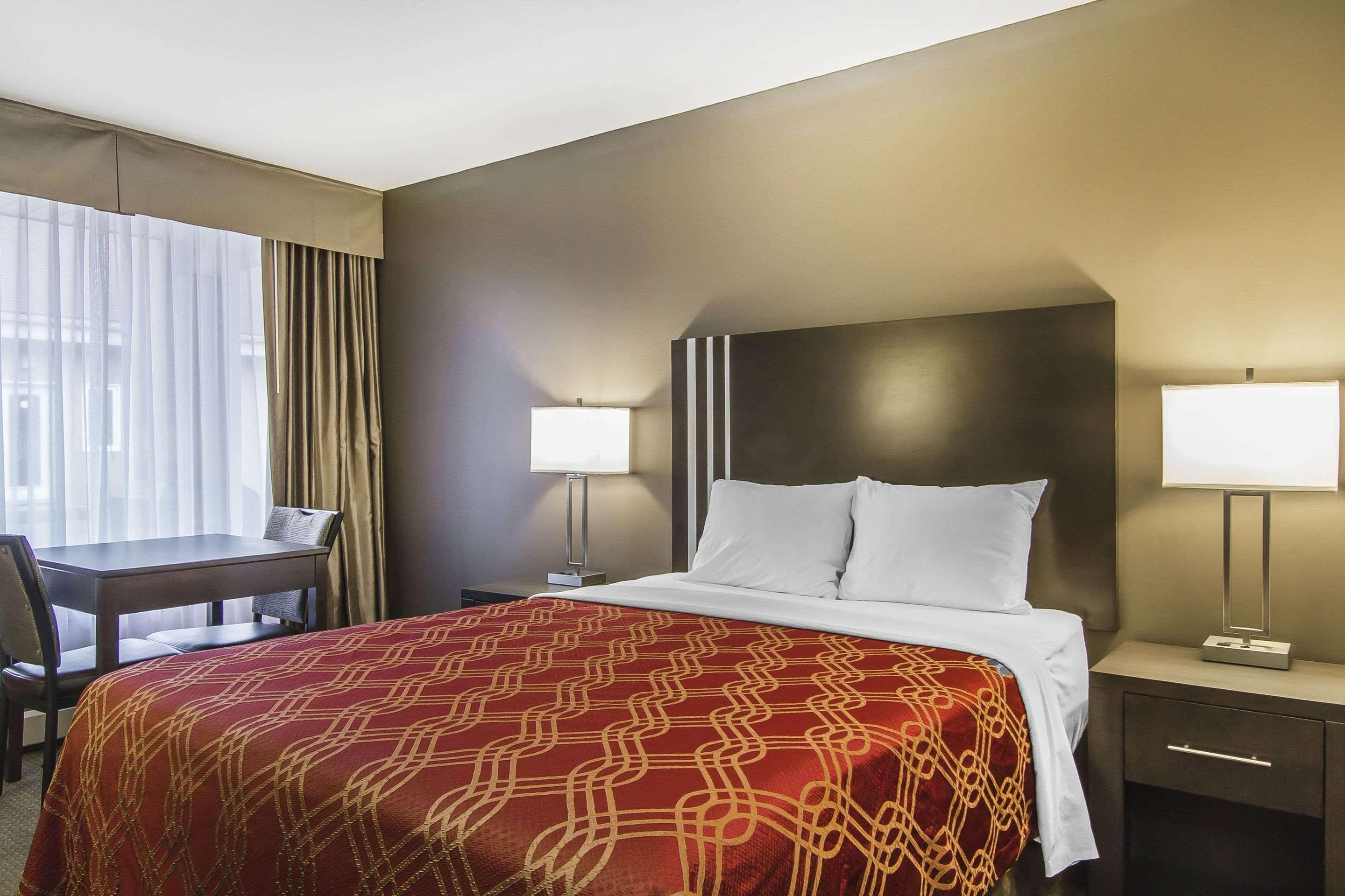 Econo Lodge Inn & Suites Летбридж Екстериор снимка