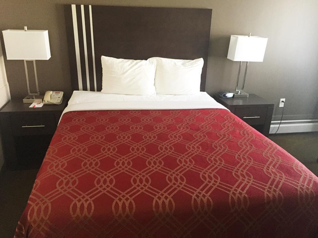 Econo Lodge Inn & Suites Летбридж Екстериор снимка