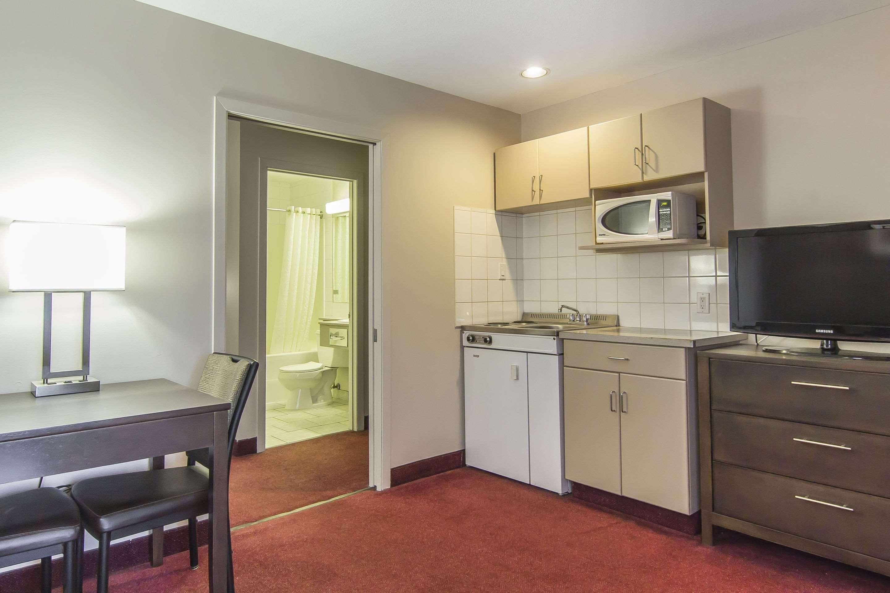 Econo Lodge Inn & Suites Летбридж Екстериор снимка