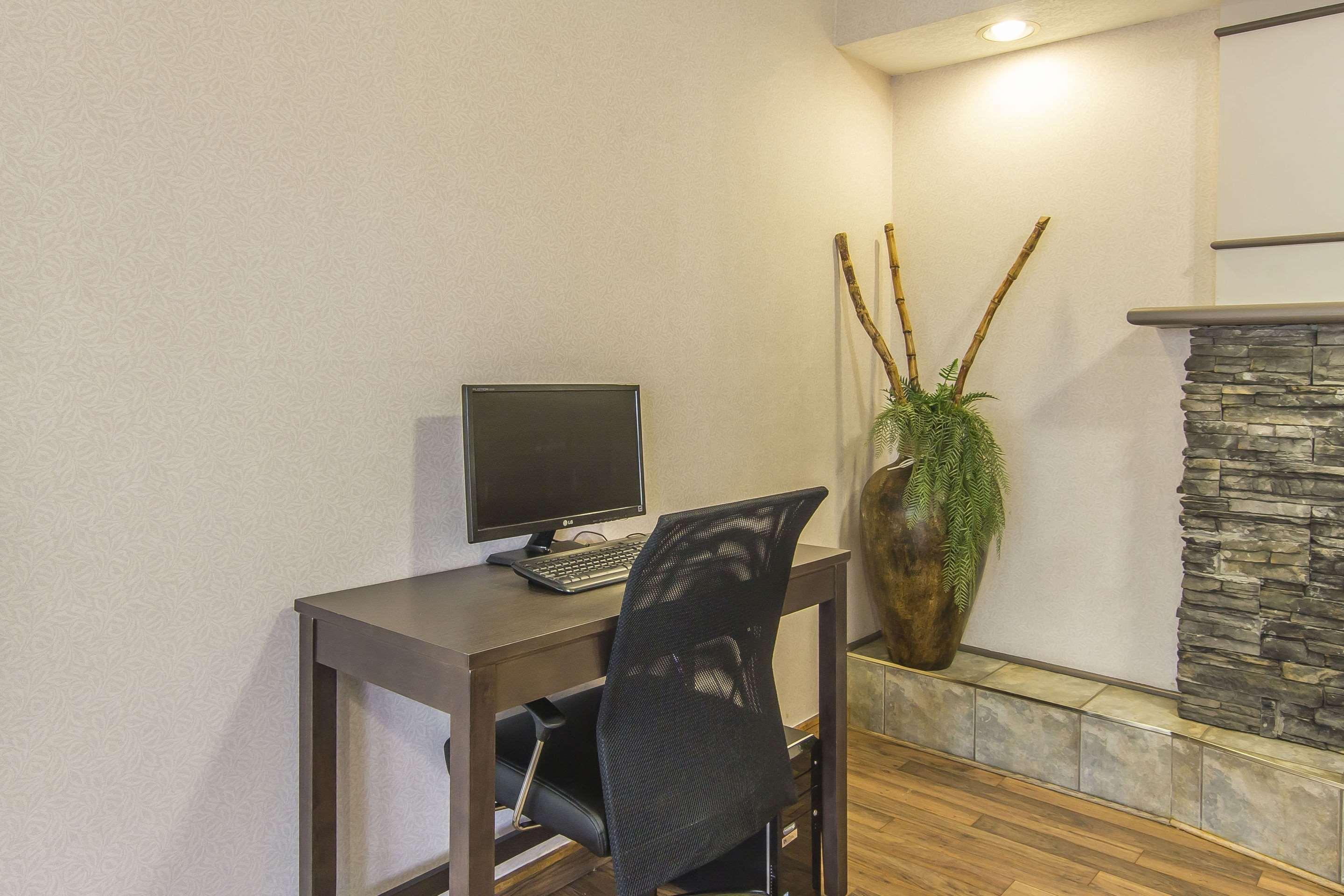 Econo Lodge Inn & Suites Летбридж Екстериор снимка