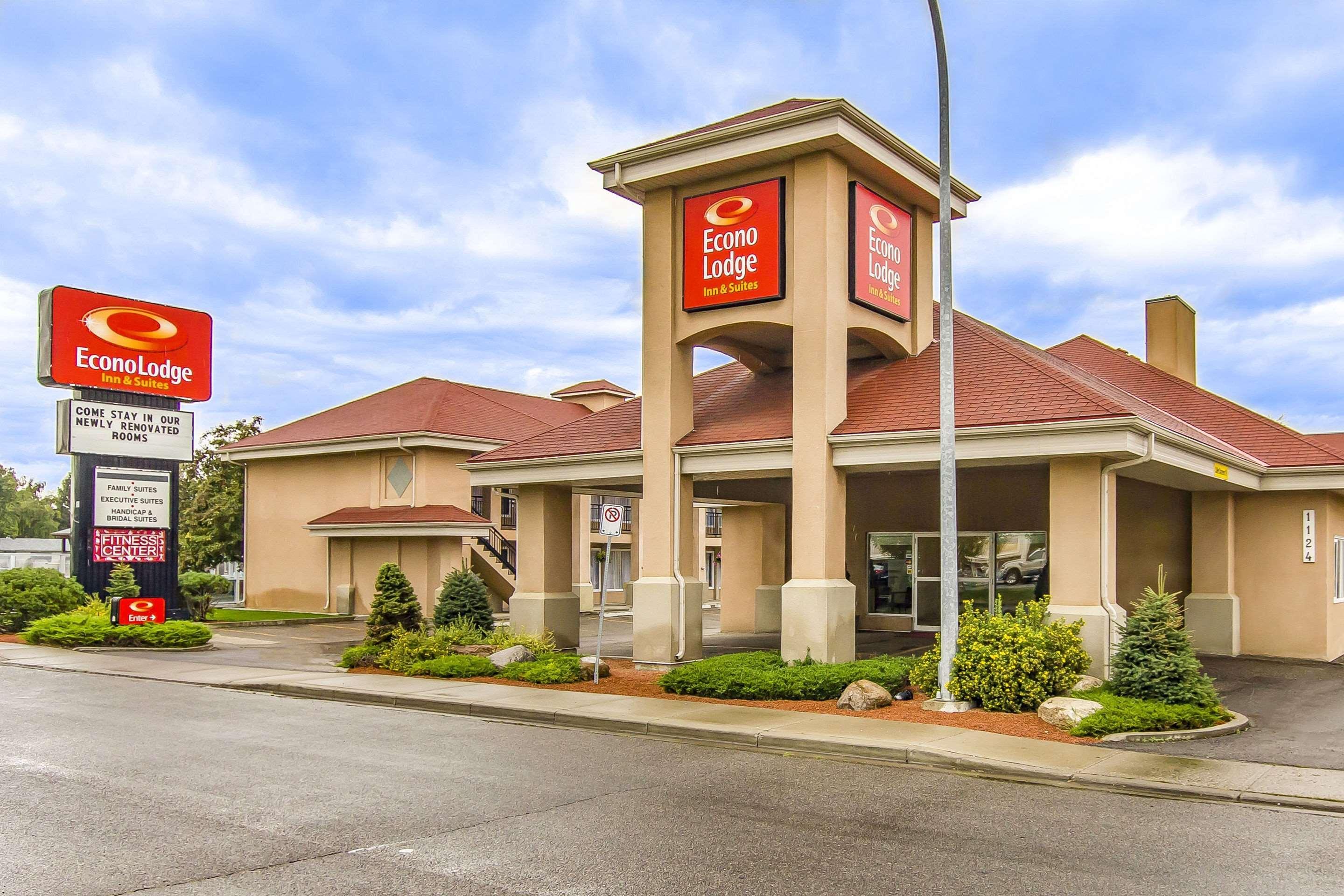 Econo Lodge Inn & Suites Летбридж Екстериор снимка