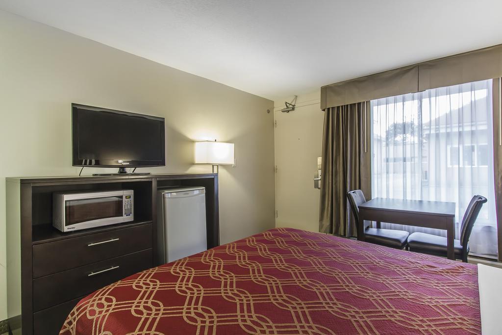 Econo Lodge Inn & Suites Летбридж Екстериор снимка