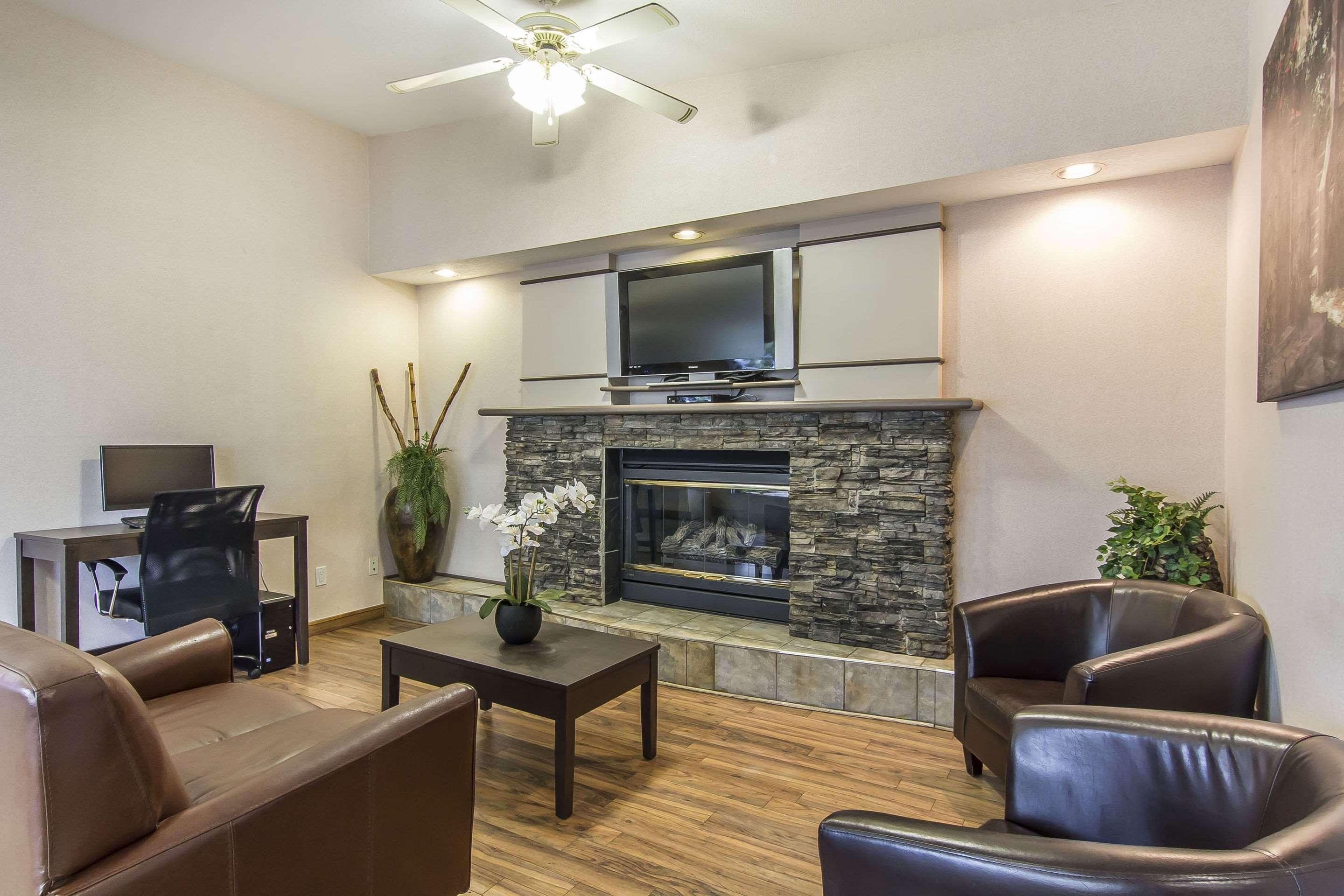 Econo Lodge Inn & Suites Летбридж Екстериор снимка