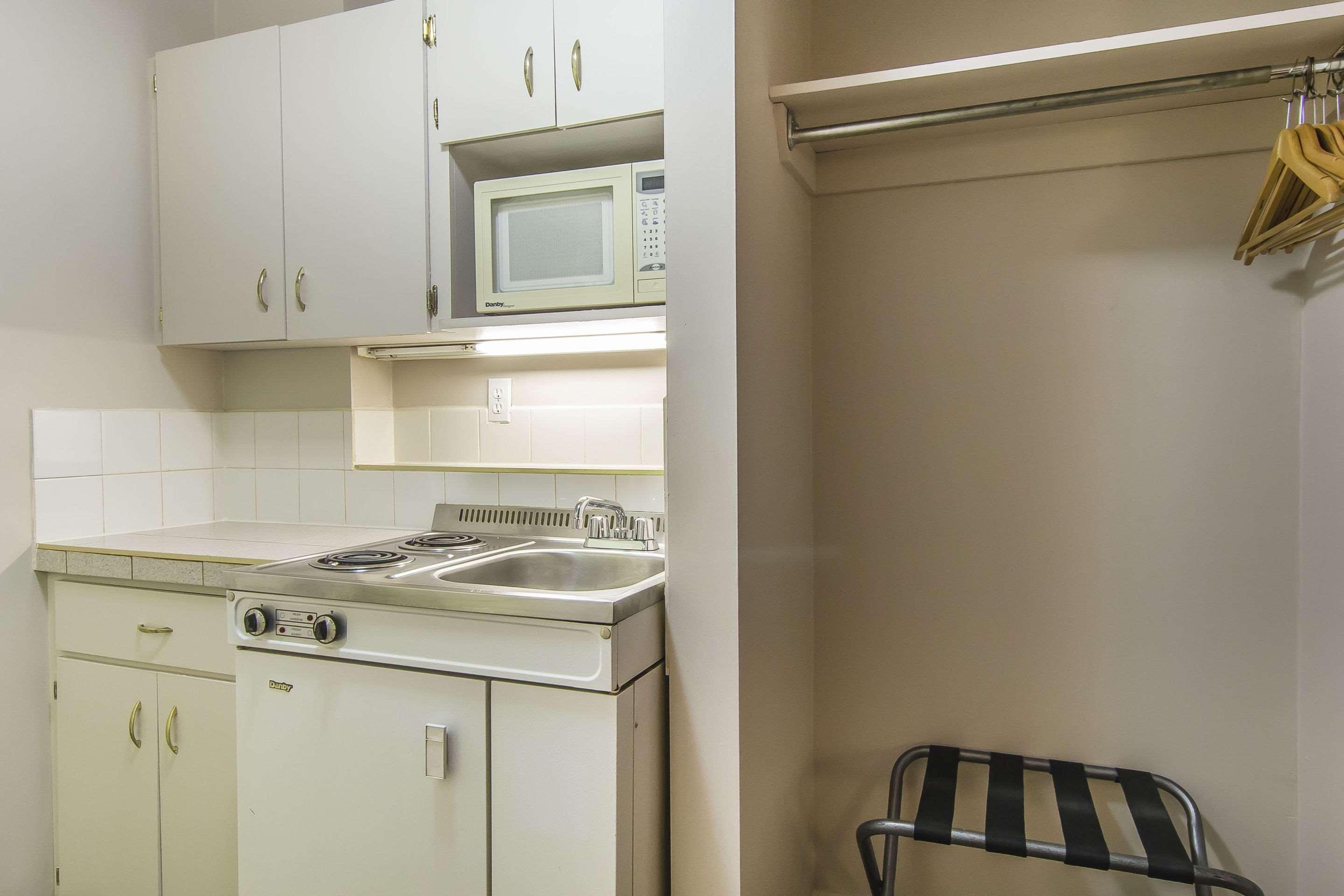 Econo Lodge Inn & Suites Летбридж Екстериор снимка