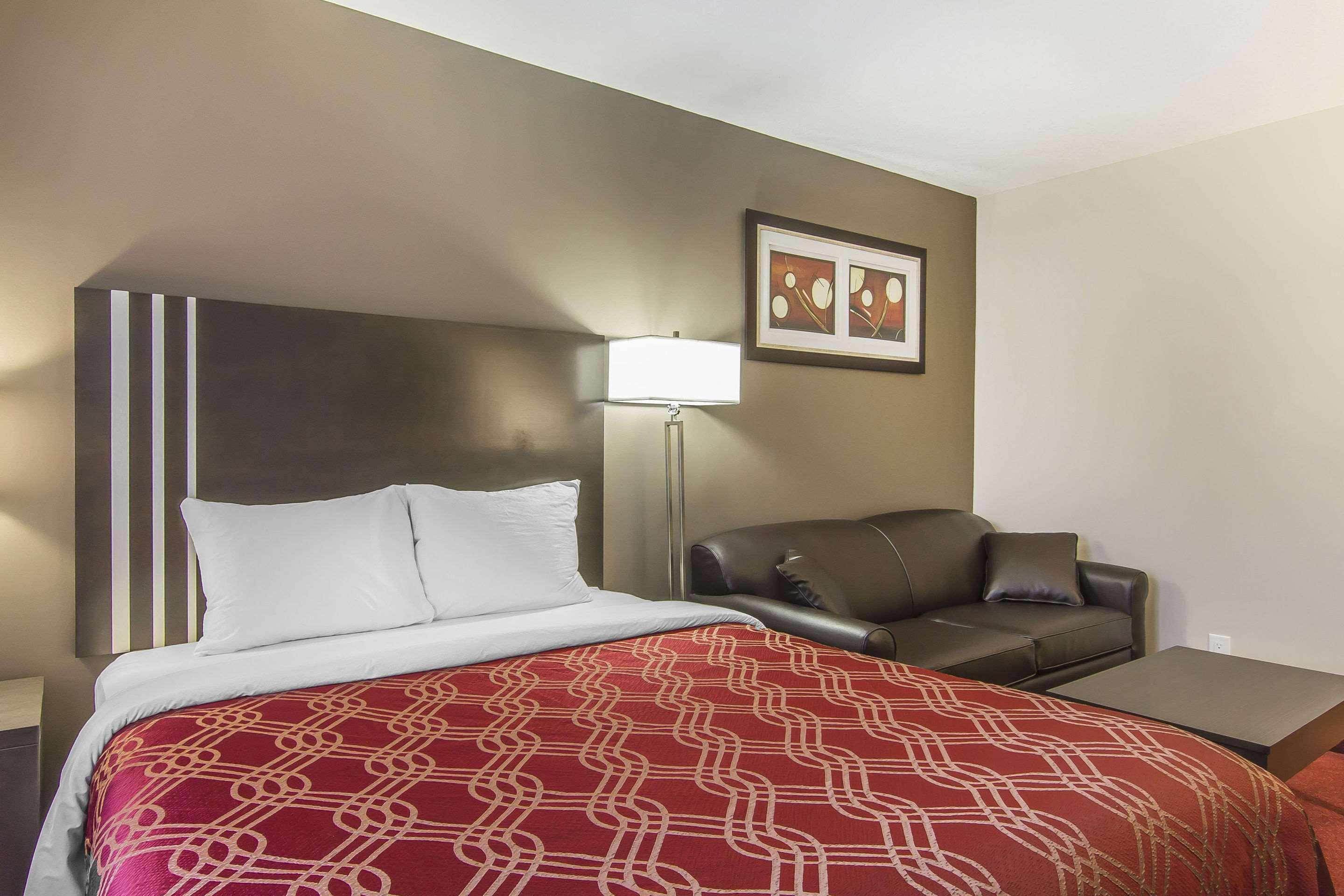 Econo Lodge Inn & Suites Летбридж Екстериор снимка