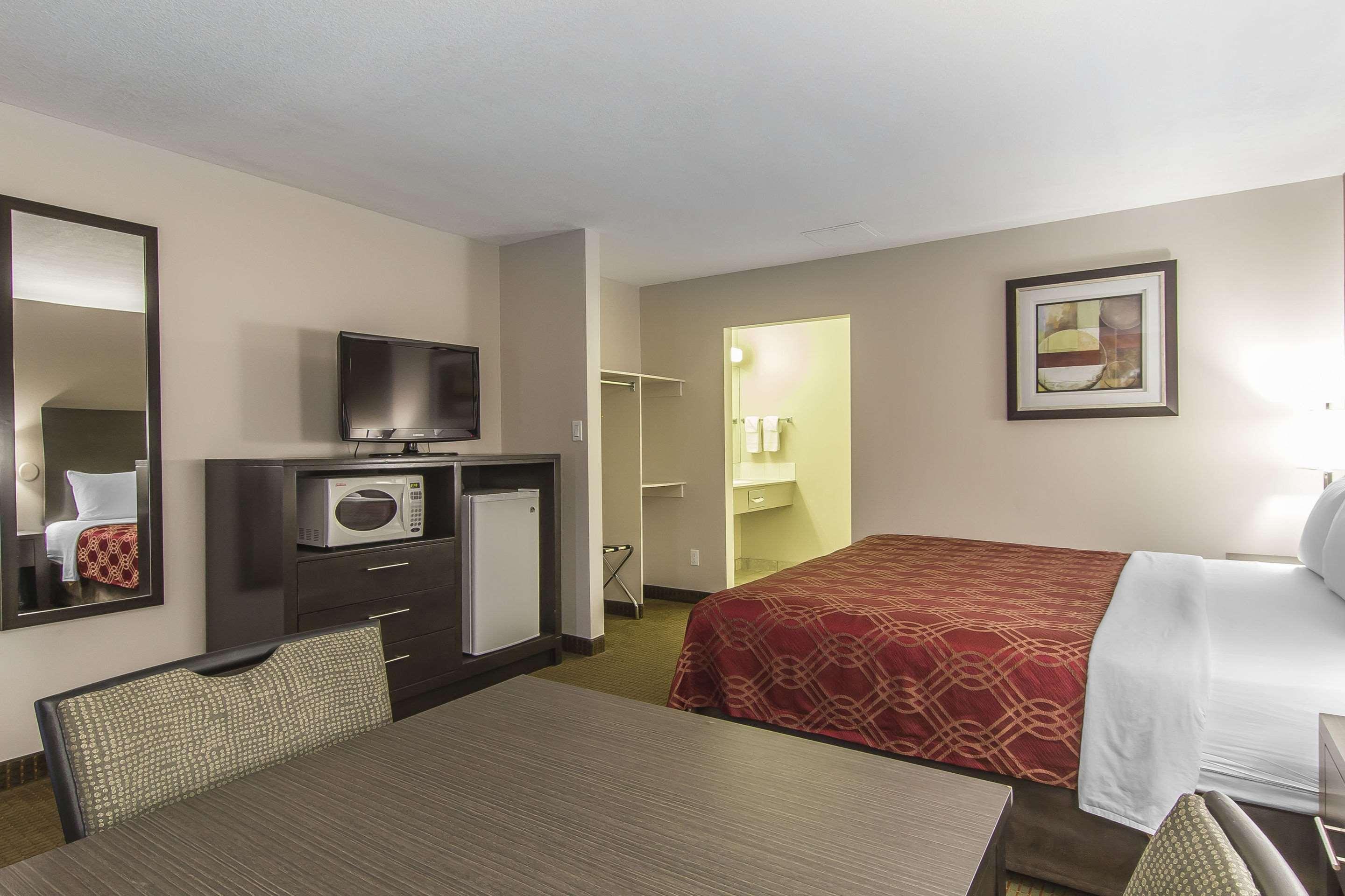 Econo Lodge Inn & Suites Летбридж Екстериор снимка