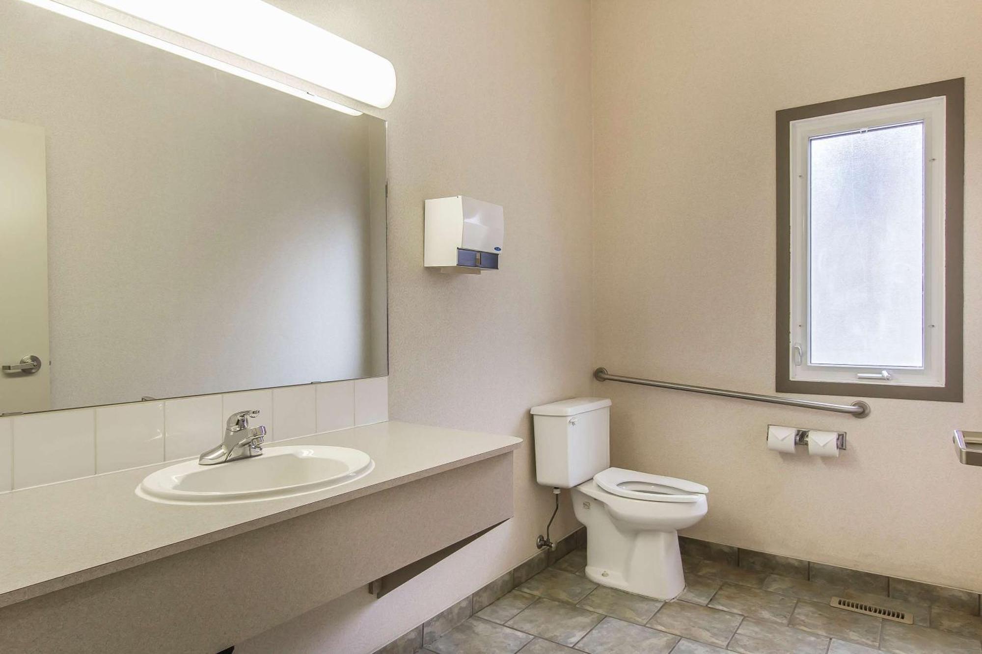 Econo Lodge Inn & Suites Летбридж Екстериор снимка