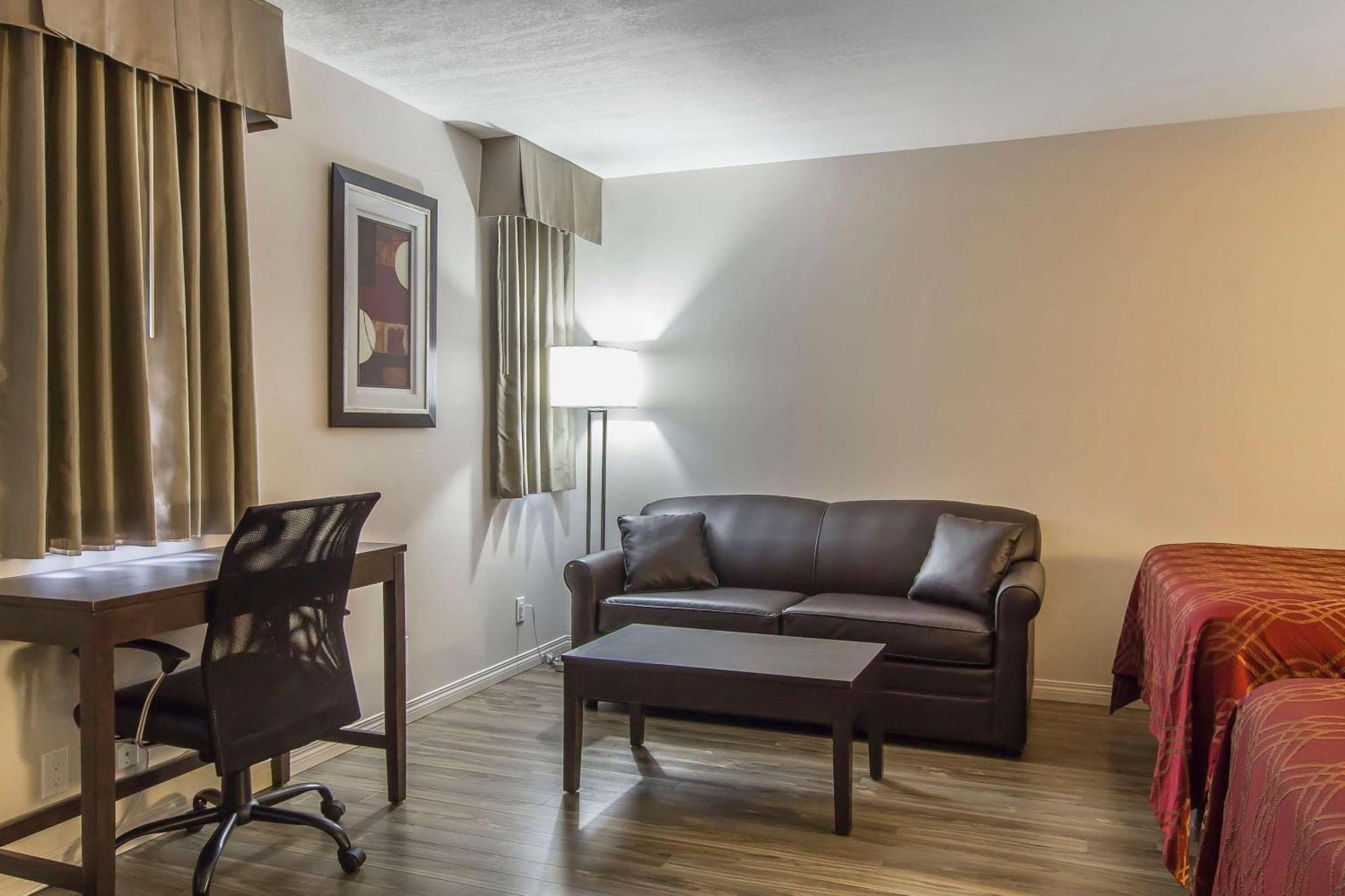 Econo Lodge Inn & Suites Летбридж Екстериор снимка