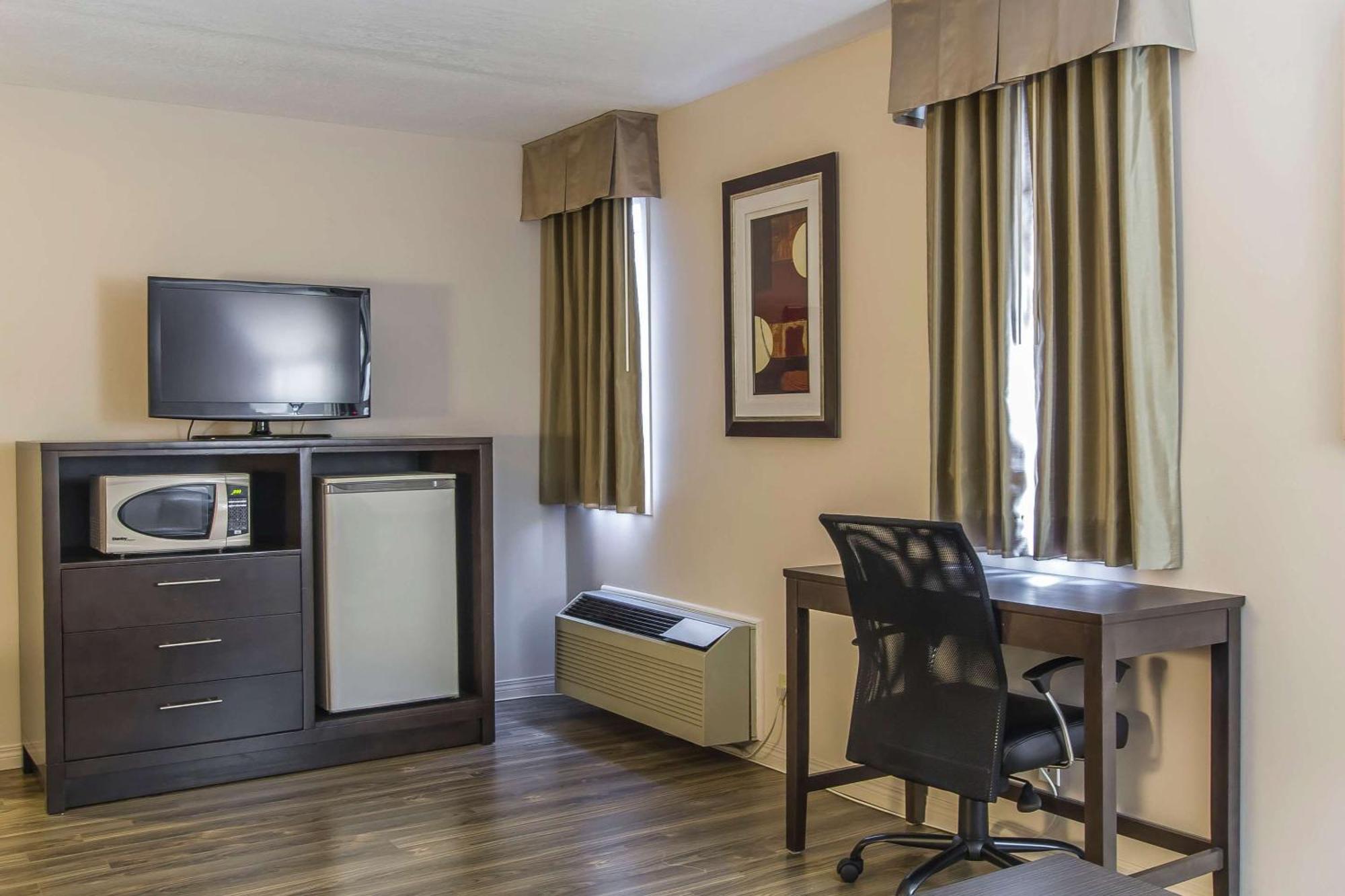 Econo Lodge Inn & Suites Летбридж Екстериор снимка