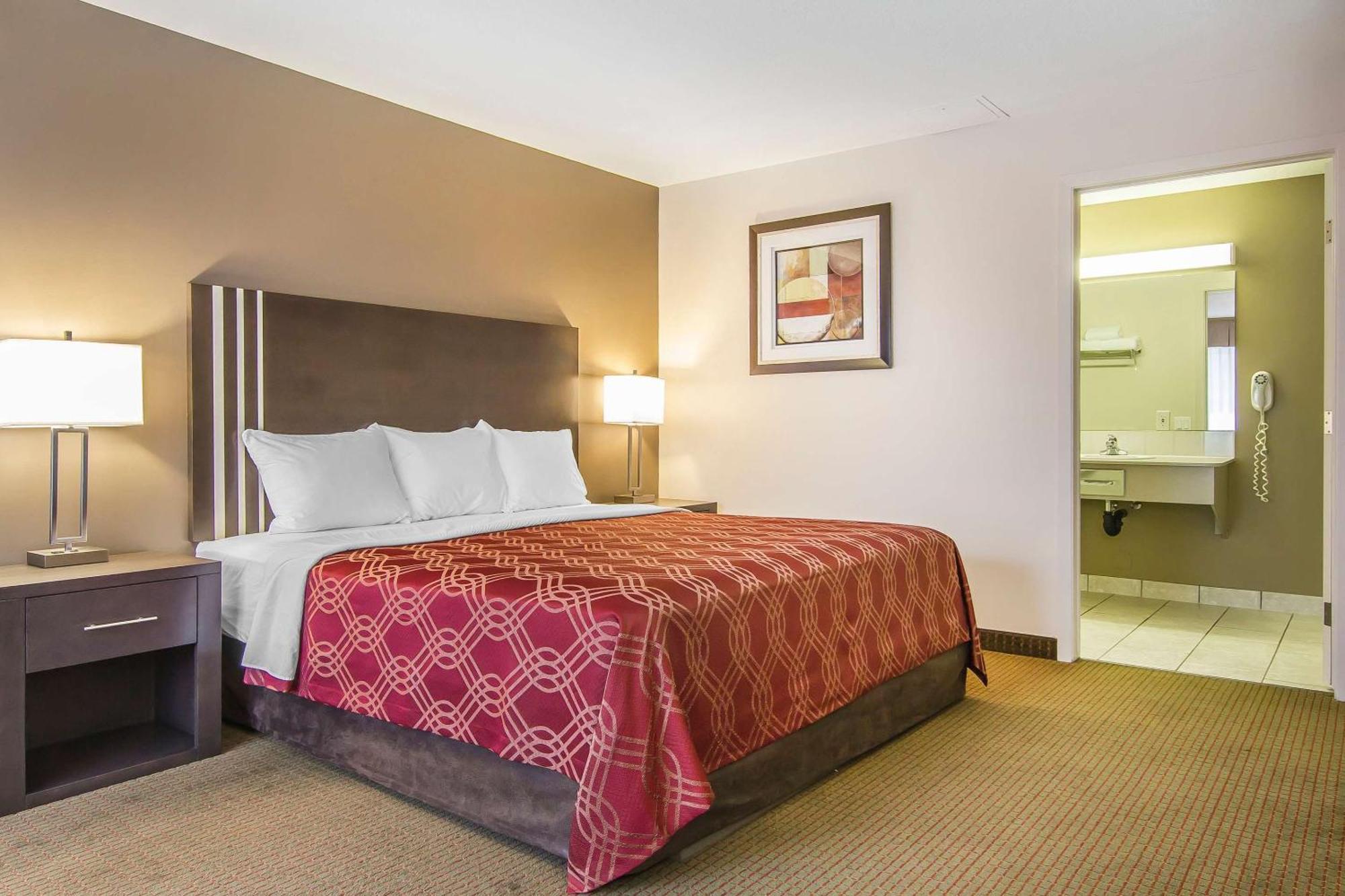 Econo Lodge Inn & Suites Летбридж Екстериор снимка