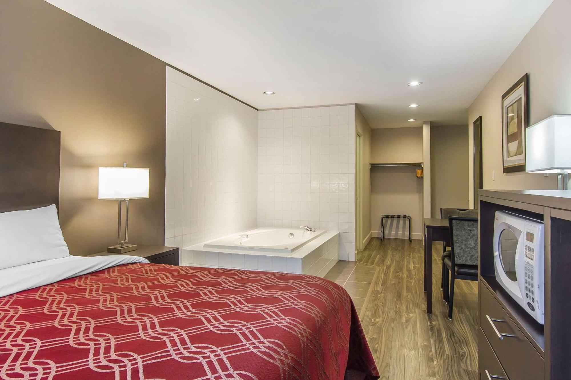 Econo Lodge Inn & Suites Летбридж Екстериор снимка